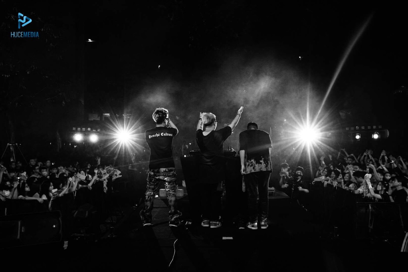 Tại đêm Đại nhạc hội Chào tân sinh viên, ban tổ chức chương trình đã đem tới cho các bạn sinh viên bữa tiệc âm nhạc sôi động và bùng nổ. Tại đêm Đại nhạc hội Chào tân sinh viên, ban tổ chức chương trình đã đem tới cho các bạn sinh viên bữa tiệc âm nhạc sôi động và bùng nổ.