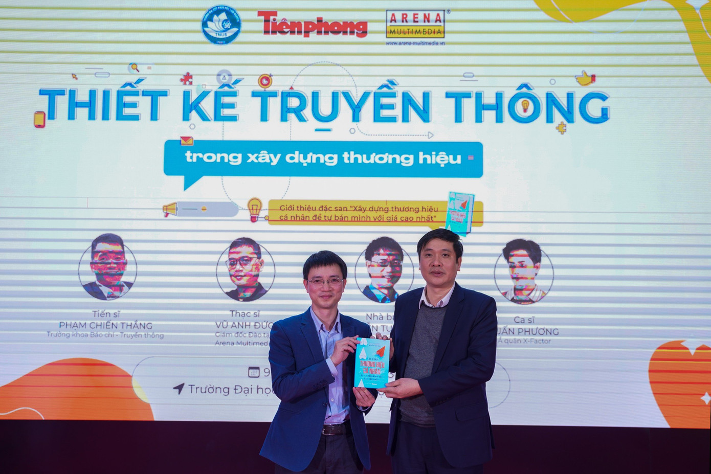 Nhà báo Nguyễn Tuấn Anh ký tặng PGS.TS. Nguyễn Văn Đăng – Bí thư Đảng uỷ, Hiệu trưởng Trường Đại học Khoa học – ĐHTN cuốn “Xây dựng Thương hiệu cá nhân để tự bán mình với giá cao nhất”.