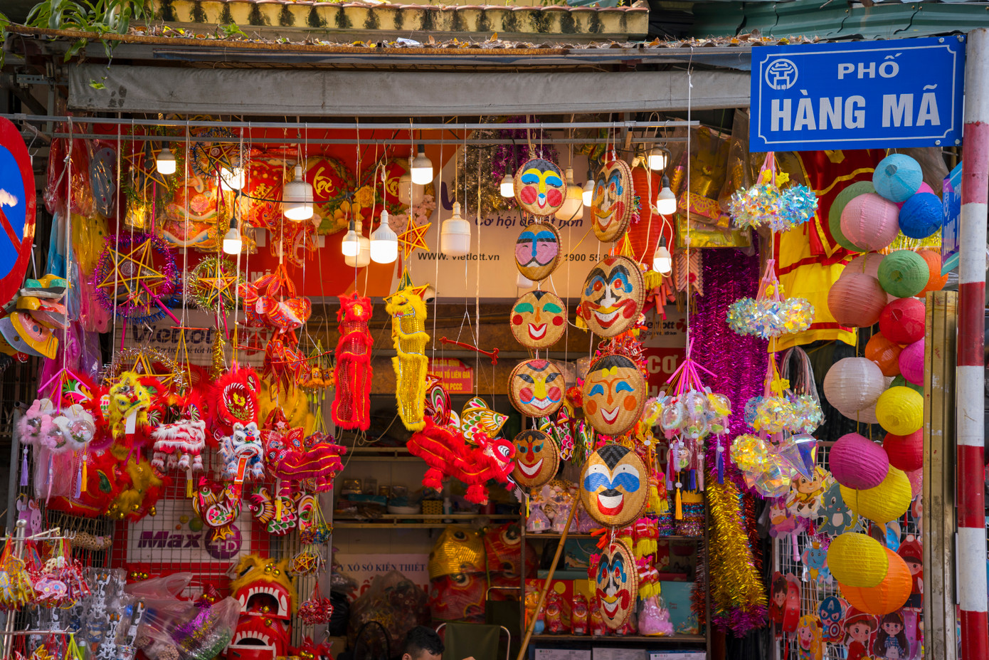 Phố Hàng Mã đỏ rực trước thềm Trung thu. Phố Hàng Mã đỏ rực trước thềm Trung thu.