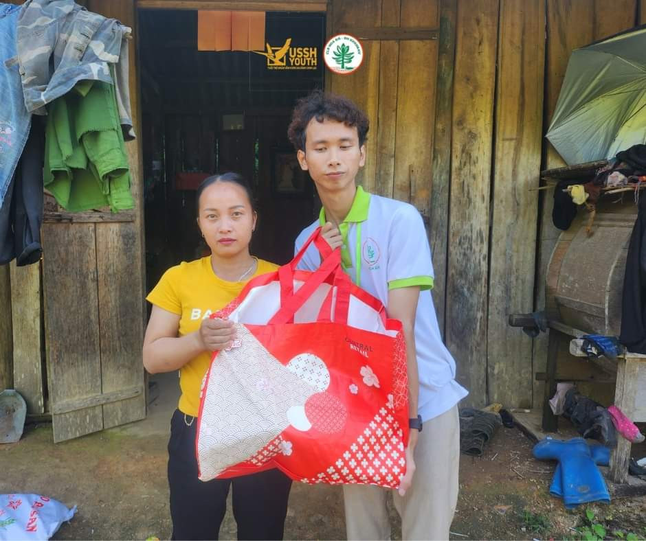 Tạ Bình An trong chuyến đi tình nguyện cùng CLB Hoa Đá, trường Đại học Khoa học Xã hội và Nhân văn, ĐHQGHN.