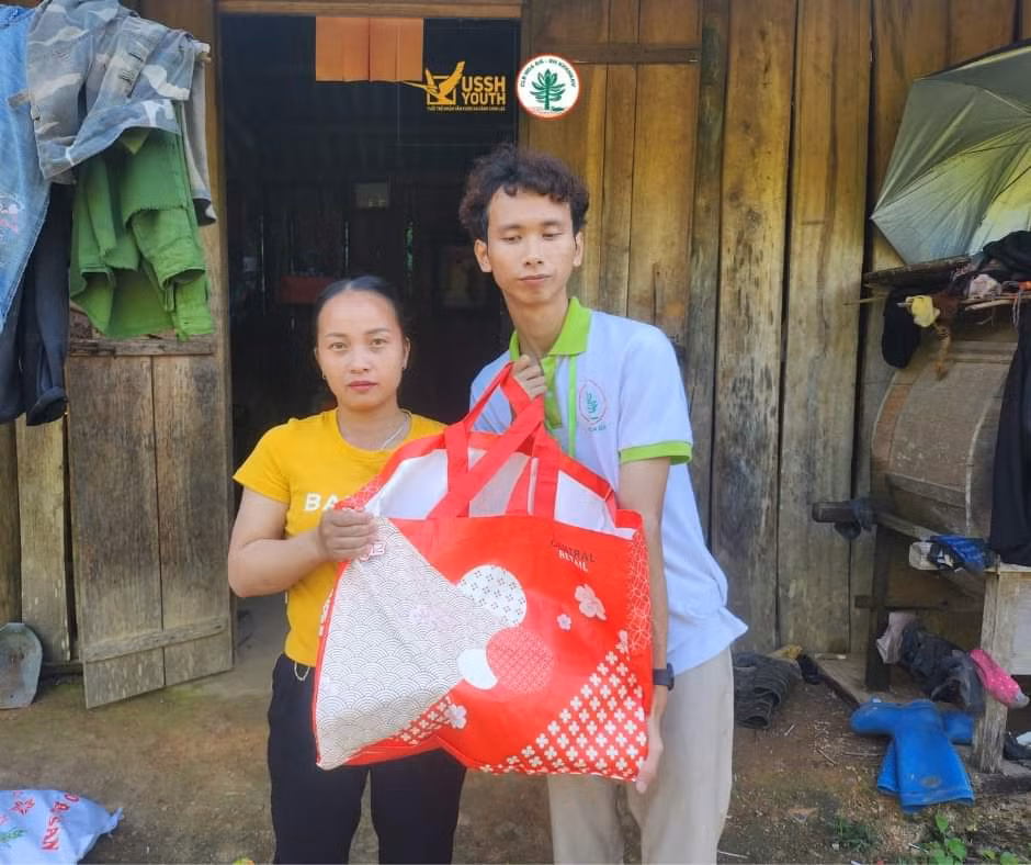 Tạ Bình An trong chuyến đi tình nguyện cùng CLB Hoa Đá, trường Đại học Khoa học Xã hội và Nhân văn, ĐHQGHN. Tạ Bình An trong chuyến đi tình nguyện cùng CLB Hoa Đá, trường Đại học Khoa học Xã hội và Nhân văn, ĐHQGHN.