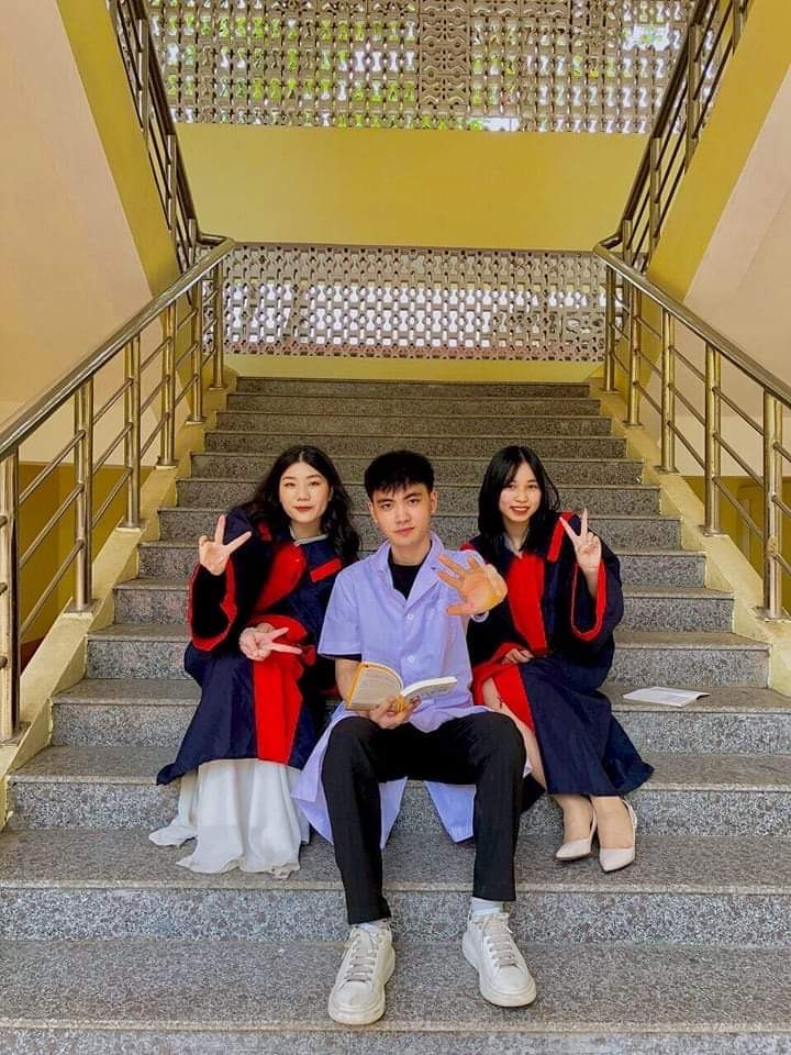 Tuấn Anh cùng các bạn học sinh tại Lễ tốt nghiệp. Tuấn Anh cùng các bạn học sinh tại Lễ tốt nghiệp.