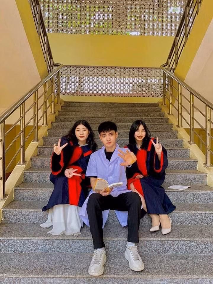 Tuấn Anh cùng các bạn học sinh tại Lễ tốt nghiệp.
