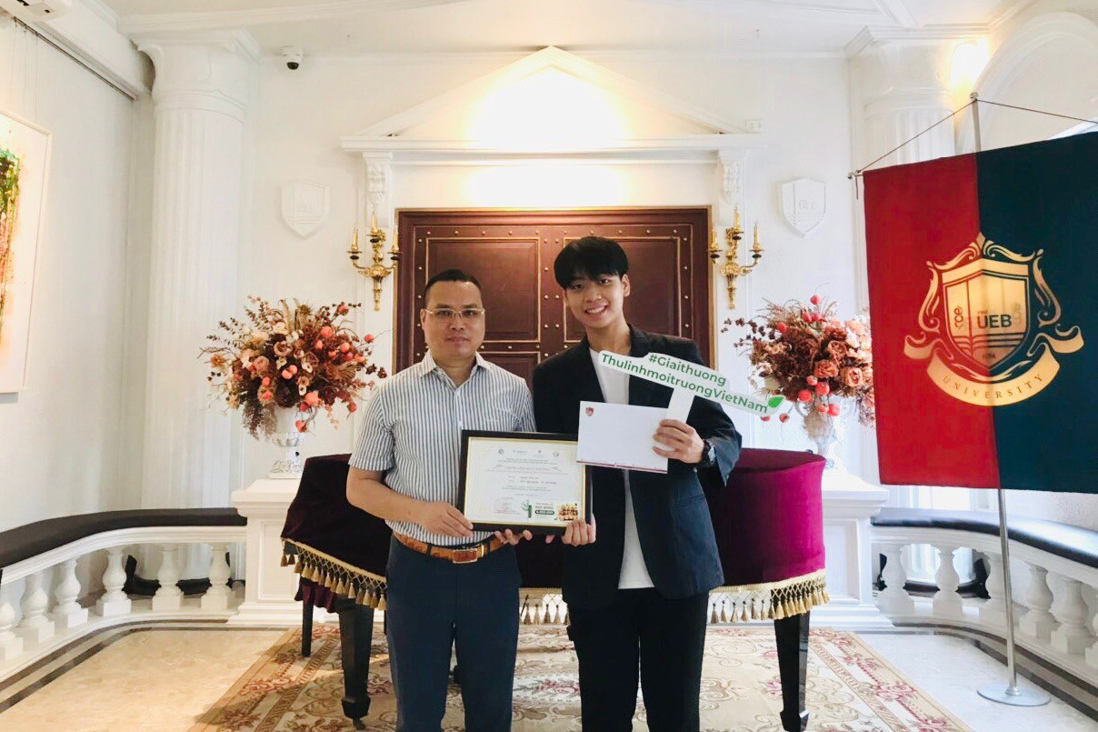 Hải Phong nhận giải Nhất cuộc thi “Tìm kiếm thủ lĩnh hành động vì môi trường Việt Nam 2021”, trao bởi PGS.TS Nguyễn An Thịnh, Trưởng Khoa Kinh tế Phát triển, Trường Đại học Kinh tế, Đại học Quốc gia Hà Nội. Hải Phong nhận giải Nhất cuộc thi “Tìm kiếm thủ lĩnh hành động vì môi trường Việt Nam 2021”, trao bởi PGS.TS Nguyễn An Thịnh, Trưởng Khoa Kinh tế Phát triển, Trường Đại học Kinh tế, Đại học Quốc gia Hà Nội.