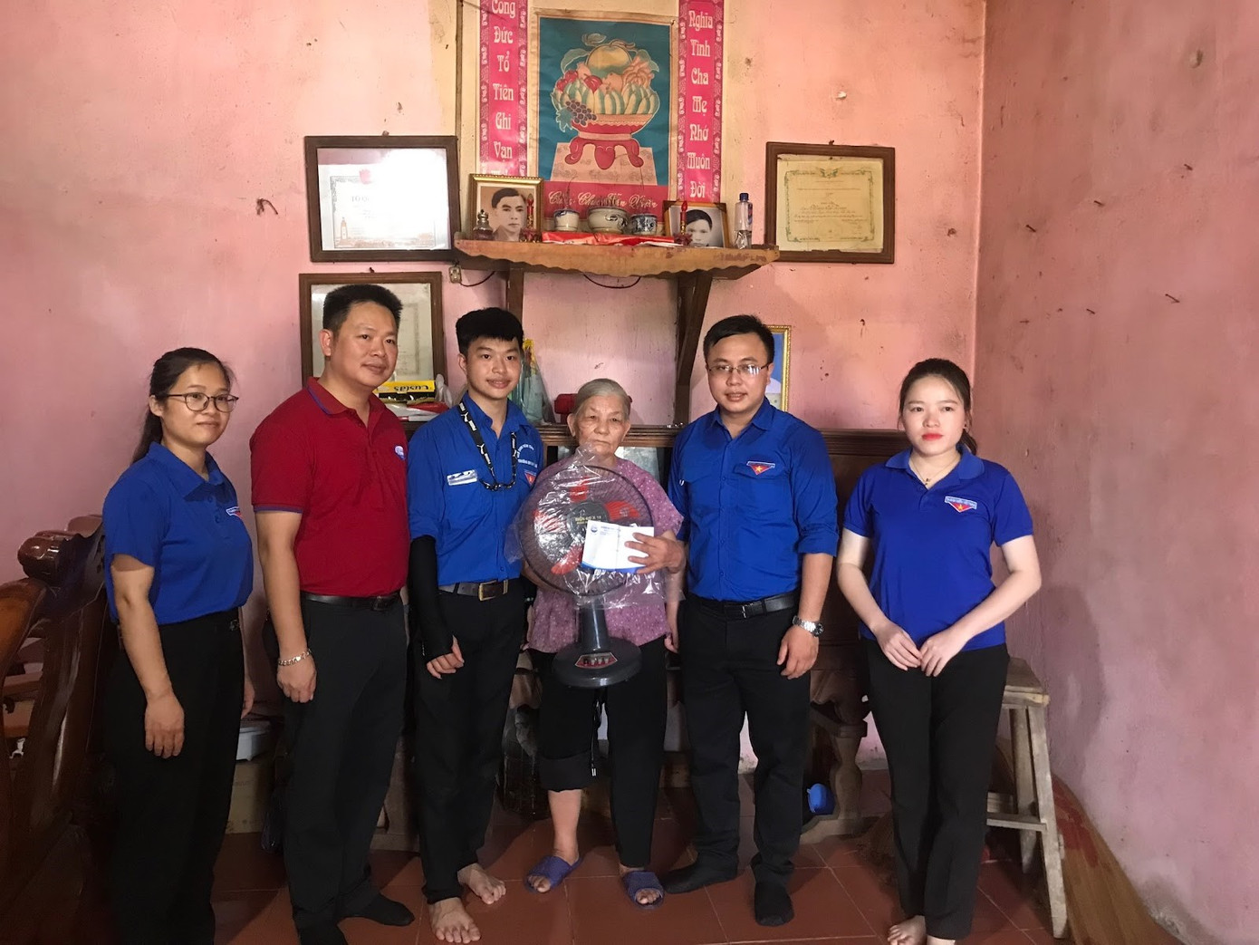 Cùng các thầy cô trong BCH Đoàn trường đến thăm hỏi, động viên và tặng quà cho các cựu thanh niên xung phong, gia đình chính sách có hoàn cảnh khó khăn.