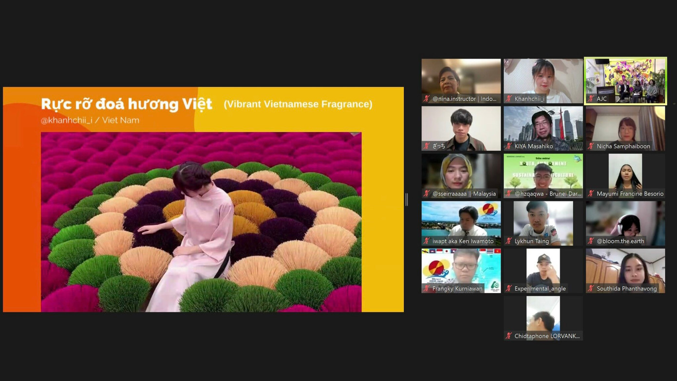 Khánh Chi cùng tác phẩm “Rực rỡ đóa hương Việt” xuất hiện trong buổi vinh danh do Trung tâm ASEAN - Nhật Bản tổ chức.