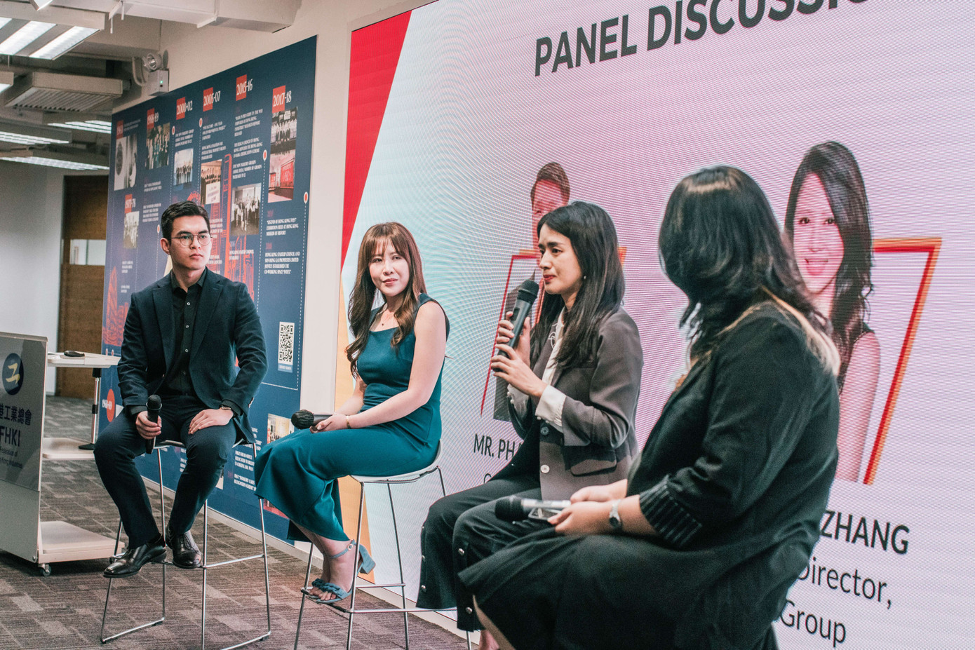 Đắc Hiếu trò chuyện cùng các khách mời trong sự kiện Ngày hội Sinh viên Việt Nam tại Hong Kong. Đắc Hiếu trò chuyện cùng các khách mời trong sự kiện Ngày hội Sinh viên Việt Nam tại Hong Kong.