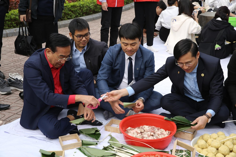 Các Thầy giáo Trường Đại học Thuỷ lợi đang hướng dẫn các bạn học sinh gói bánh chưng. Các Thầy giáo Trường Đại học Thuỷ lợi đang hướng dẫn các bạn học sinh gói bánh chưng.