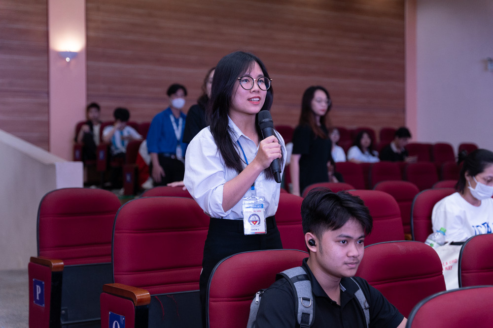 Đại diện các bạn sinh viên đặt câu hỏi đến khách mời.