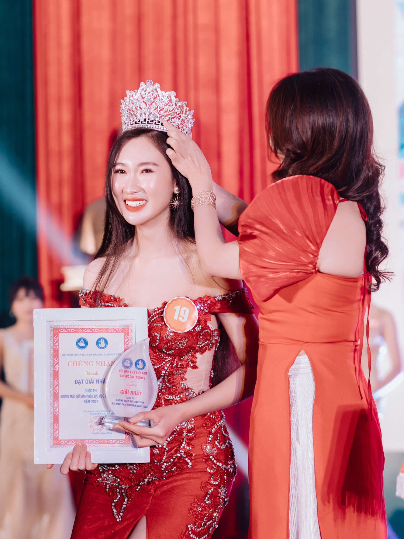 Ngọc Ánh trong khoảnh khắc đăng quang Hoa khôi Đại học Thái Nguyên. Ngọc Ánh trong khoảnh khắc đăng quang Hoa khôi Đại học Thái Nguyên.