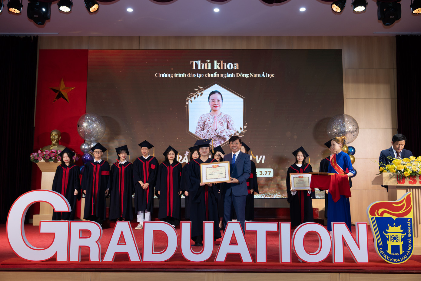 Trần Thị Khánh Vi nhận giấy khen dành cho thủ khoa tốt nghiệp ngành Đông Nam Á học tại lễ tốt nghiệp hồi tháng 8/2023. Trần Thị Khánh Vi nhận giấy khen dành cho thủ khoa tốt nghiệp ngành Đông Nam Á học tại lễ tốt nghiệp hồi tháng 8/2023.