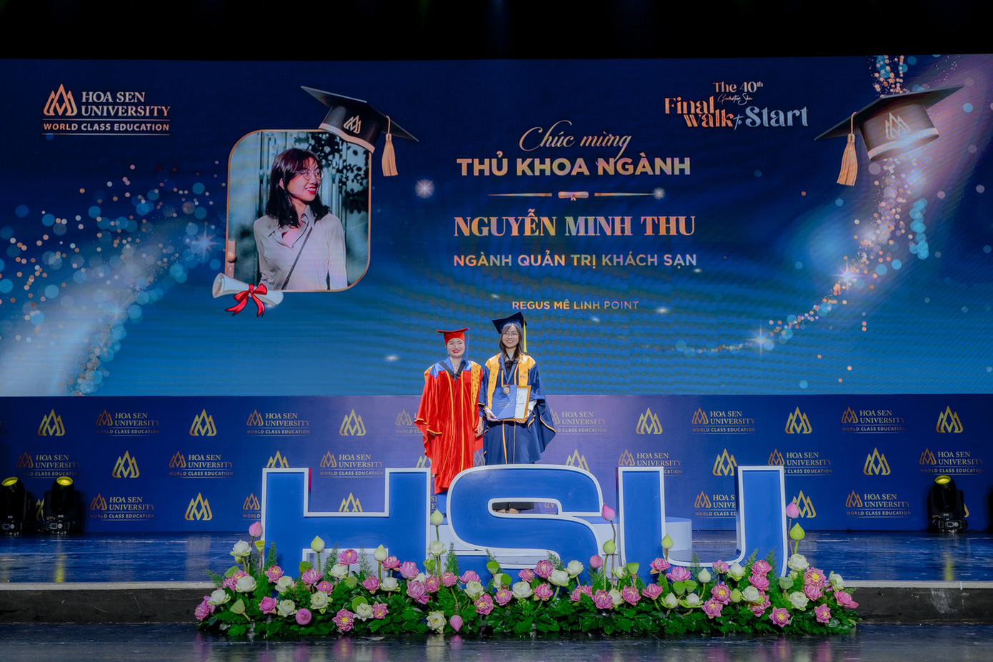 Minh Thu và PGS.TS Võ Thị Ngọc Thúy - Hiệu trưởng Trường Đại học Hoa Sen tại lễ tốt nghiệp lần thứ 40 của trường. Minh Thu và PGS.TS Võ Thị Ngọc Thúy - Hiệu trưởng Trường Đại học Hoa Sen tại lễ tốt nghiệp lần thứ 40 của trường.