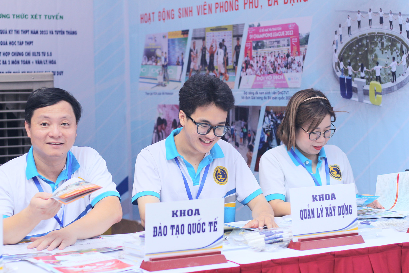 Nam sinh viên không ngừng học hỏi và tích cực hoạt động để phát triển bản thân. Nam sinh viên không ngừng học hỏi và tích cực hoạt động để phát triển bản thân.