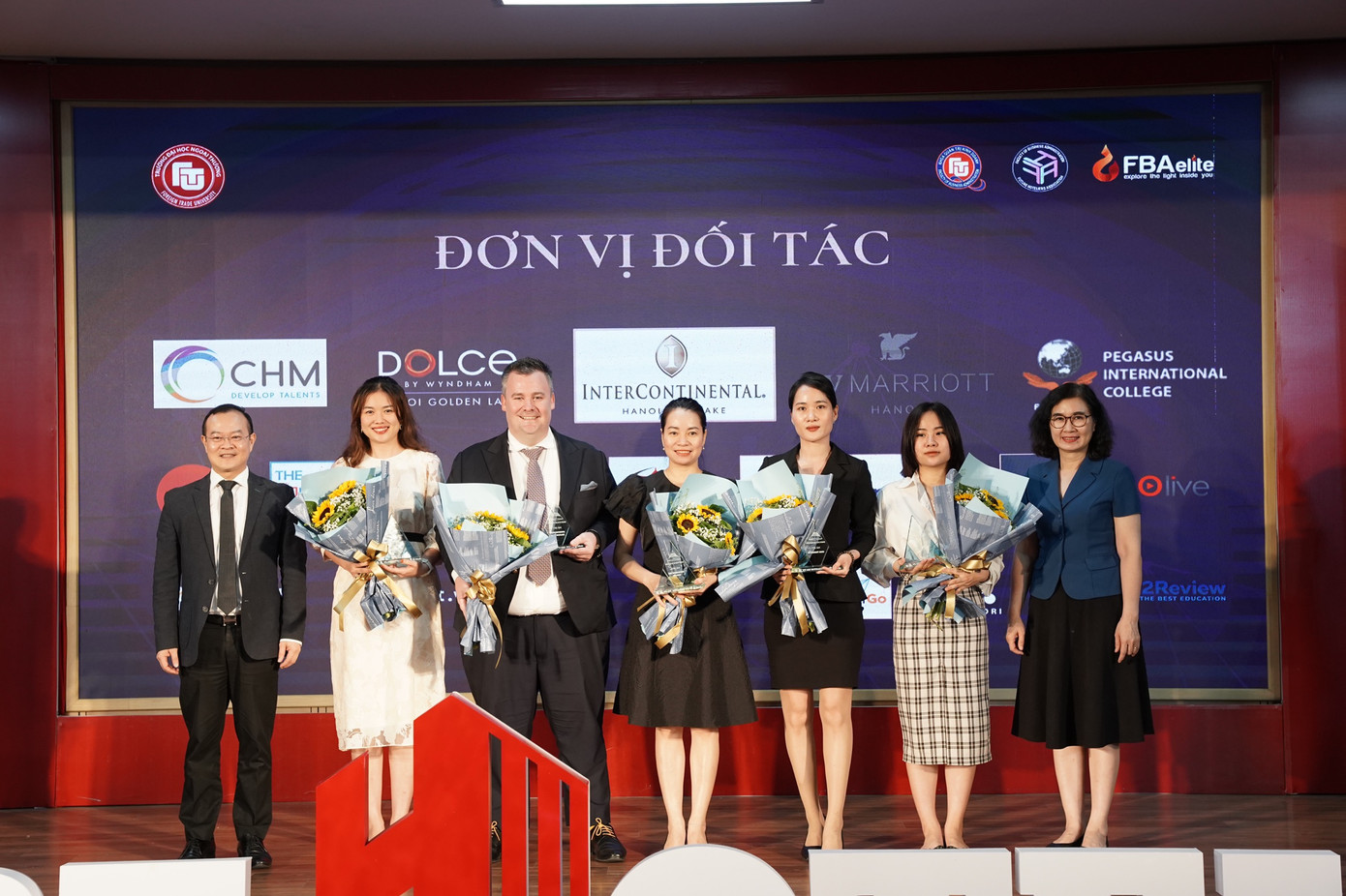 PGS, TS Lê Thị Thu Thuỷ - Chủ tịch Hội đồng Trường và PGS, TS Lê Thái Phong - Trưởng Khoa QTKD đã trao những phần quà tri ân đến đại diện các đơn vị Bảo trợ chuyên môn của cuộc thi. PGS, TS Lê Thị Thu Thuỷ - Chủ tịch Hội đồng Trường và PGS, TS Lê Thái Phong - Trưởng Khoa QTKD đã trao những phần quà tri ân đến đại diện các đơn vị Bảo trợ chuyên môn của cuộc thi.