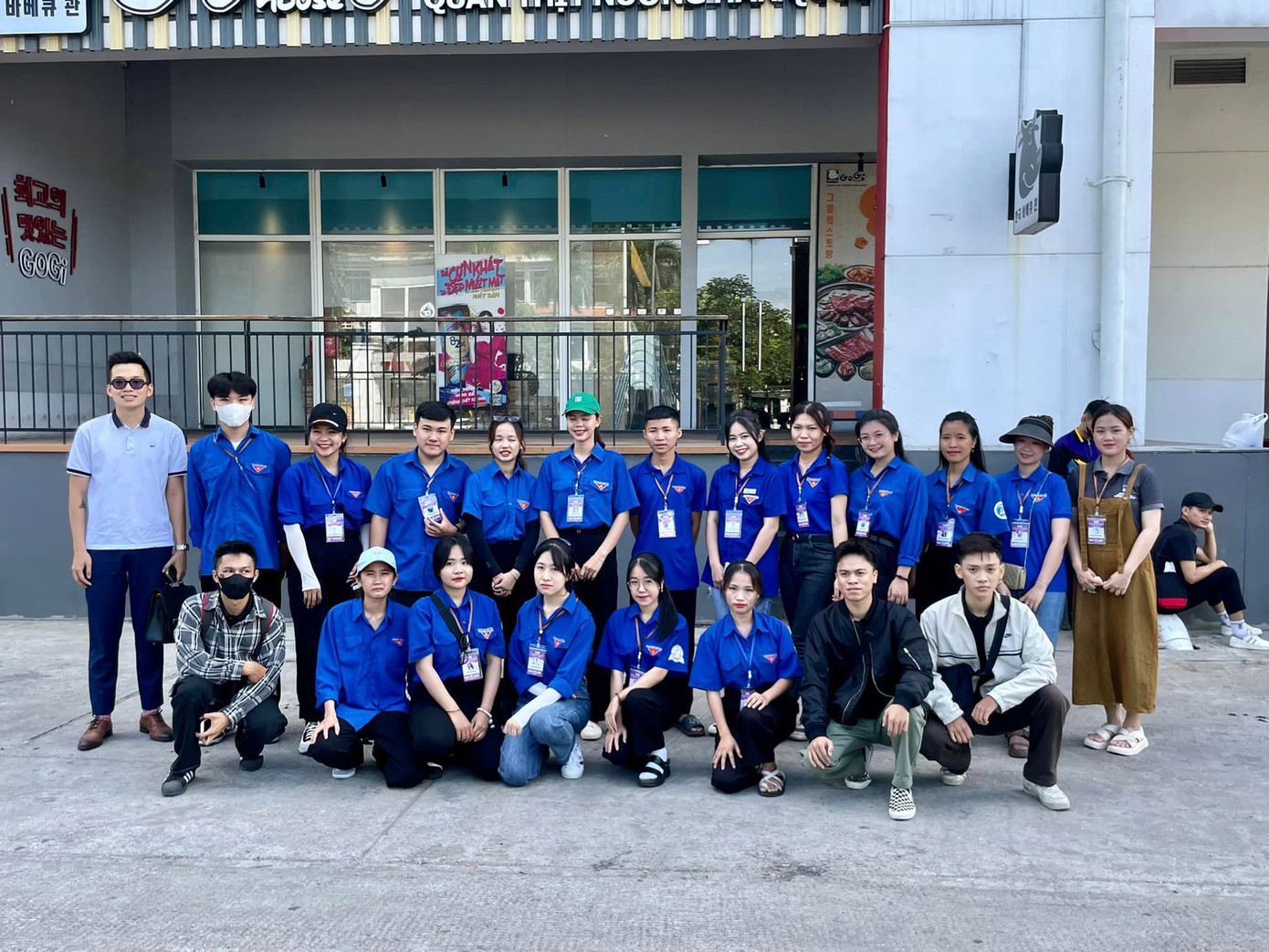 Các tình nguyện viên đến từ các trường thuộc Đại học Huế và các đoàn viên, thanh niên tham gia hỗ trợ chương trình “Thăm nuôi em”.