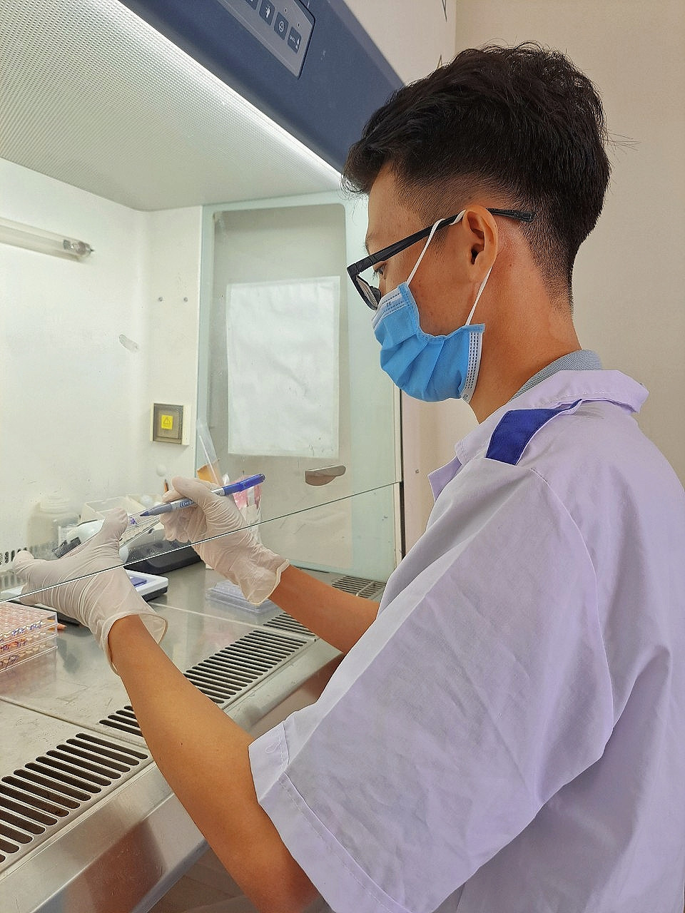 Quang Phú trong giờ thực tập môn Vi sinh tại phòng xét nghiệm. Quang Phú trong giờ thực tập môn Vi sinh tại phòng xét nghiệm.