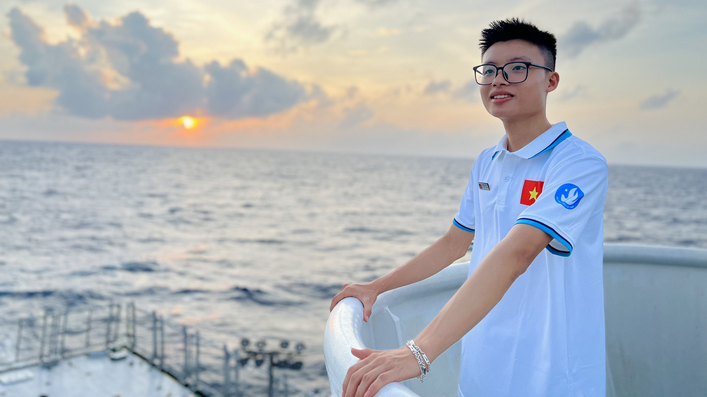 Cuối tháng 5 vừa qua, Phát vinh dự là một trong 200 đại biểu trên chuyến hải trình đặc biệt của TW Hội Sinh viên Việt Nam đến thăm các địa điểm tại quần đảo Trường Sa và Nhà giàn DK1.