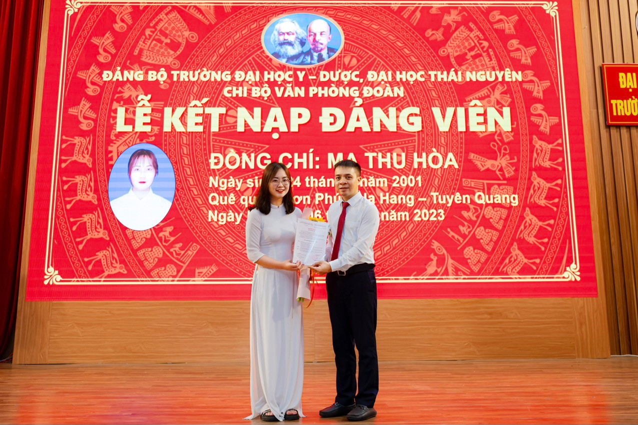 Mới đây Thu Hòa đã được vinh dự được kết nạp vào hàng ngũ của Đảng khi là sinh viên Y4. Mới đây Thu Hòa đã được vinh dự được kết nạp vào hàng ngũ của Đảng khi là sinh viên Y4.
