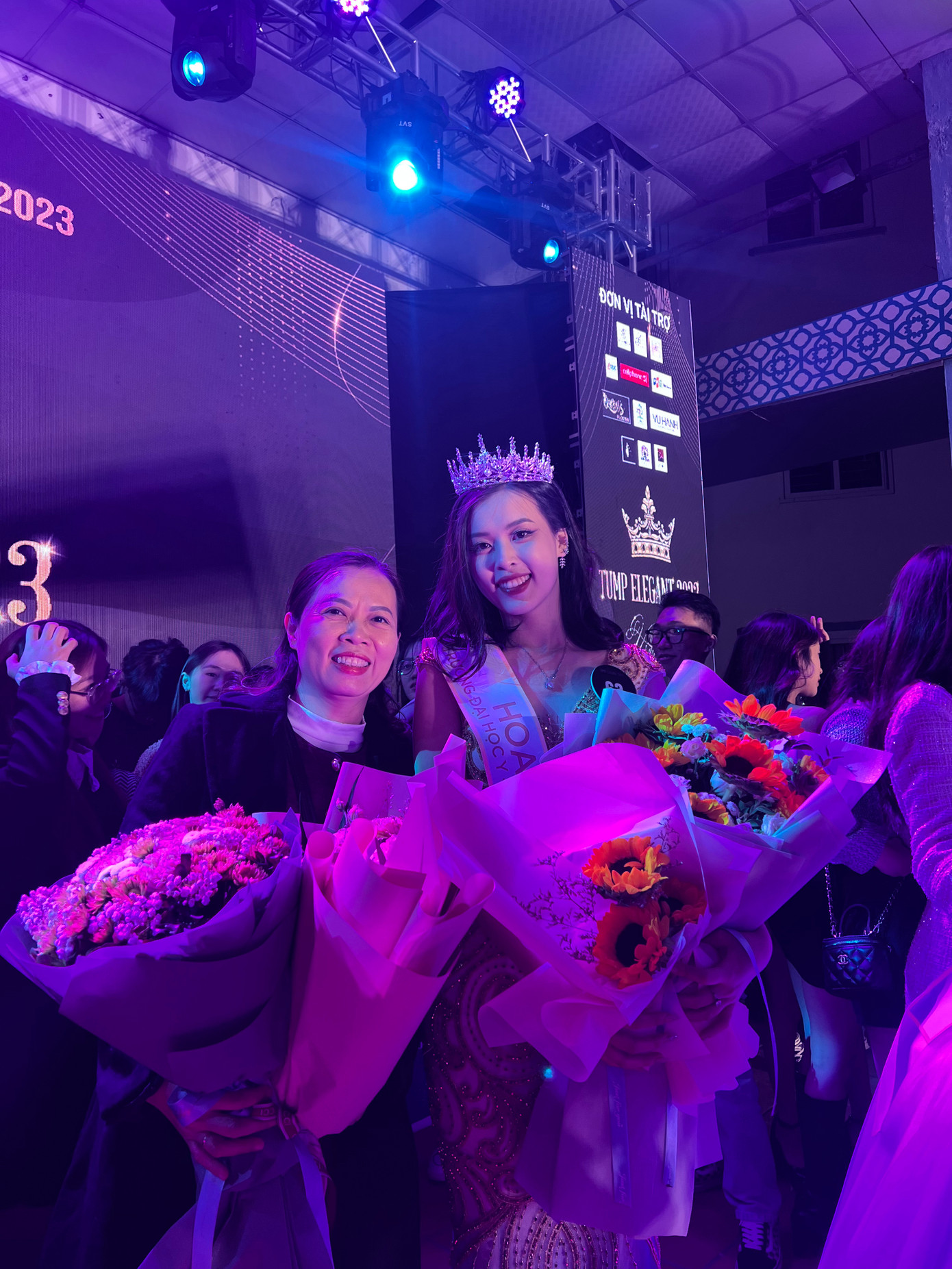 Yến Nhi chụp ảnh cùng mẹ tại đêm chung kết cuộc thi.