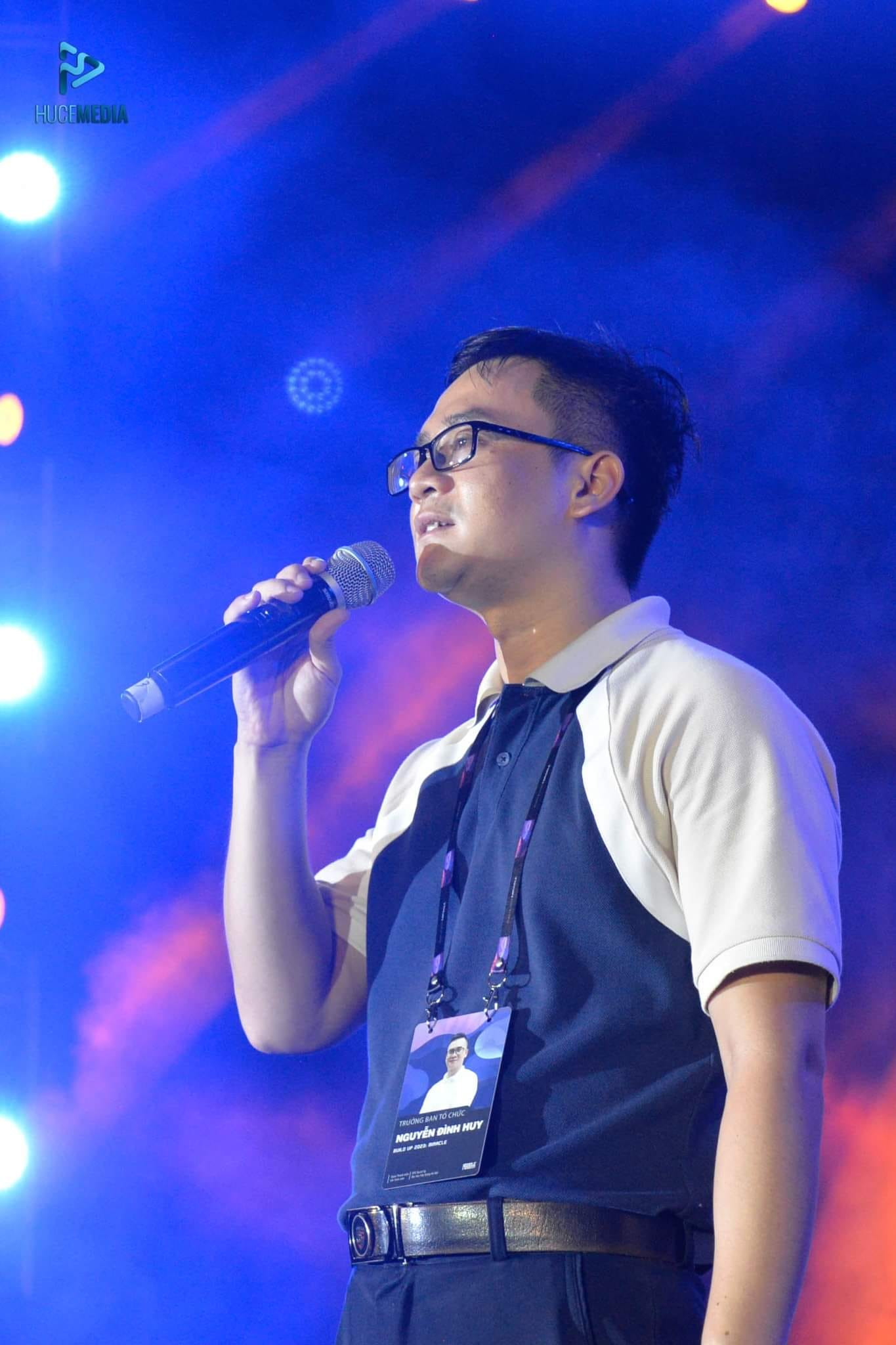 ThS. Nguyễn Đình Huy - Chủ tịch Hội Sinh viên Trường Đại học Xây dựng Hà Nội, Trưởng ban tổ chức phát biểu tại chương trình. ThS. Nguyễn Đình Huy - Chủ tịch Hội Sinh viên Trường Đại học Xây dựng Hà Nội, Trưởng ban tổ chức phát biểu tại chương trình.