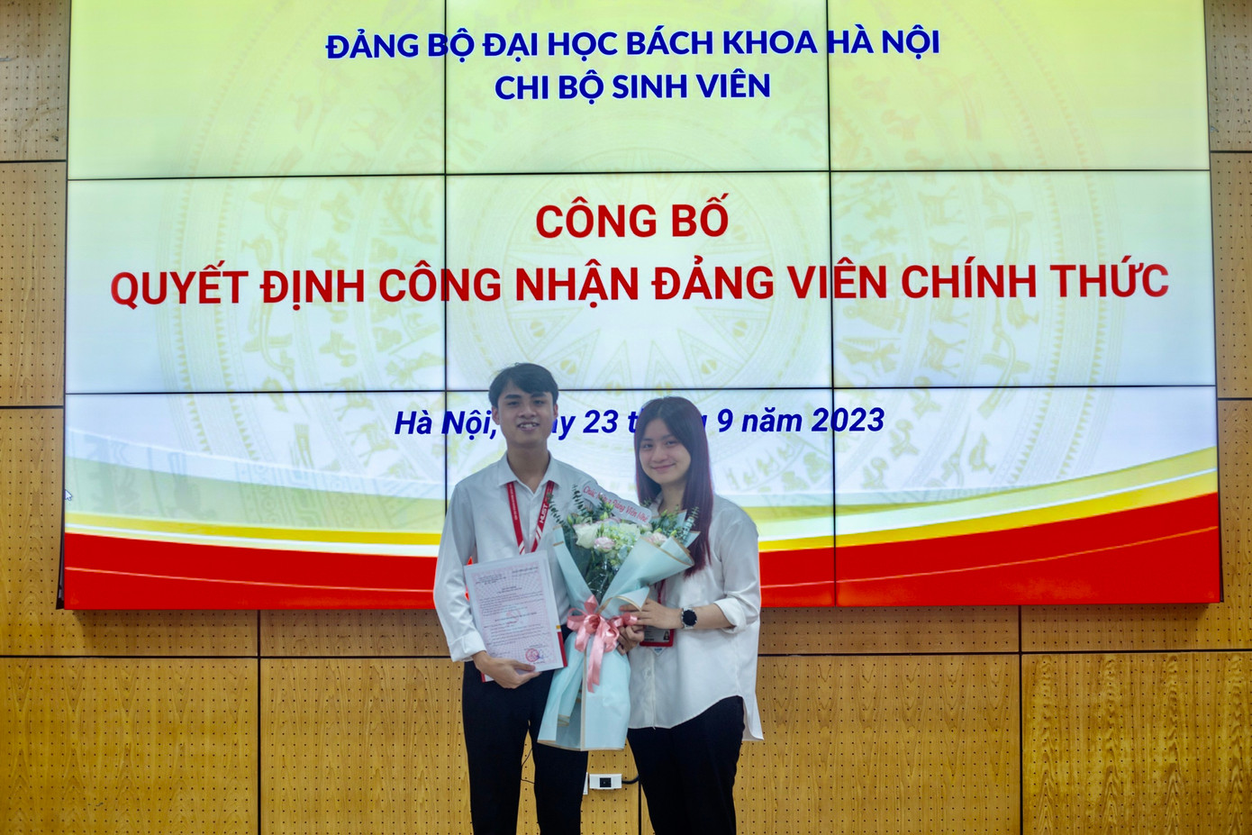 Hải Anh nhận quyết định Công nhận Đảng viên chính thức. Hải Anh nhận quyết định Công nhận Đảng viên chính thức.