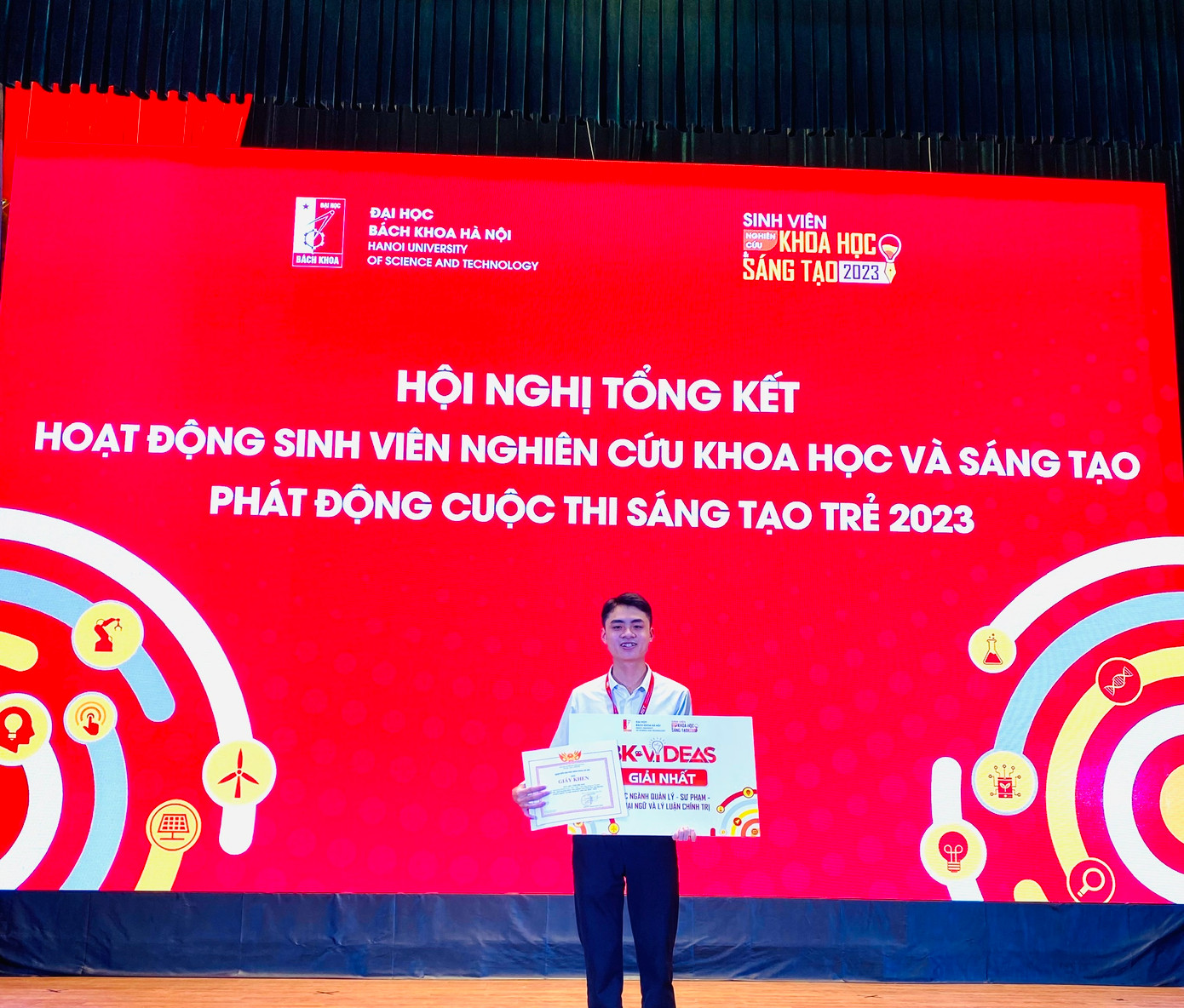 Hải Anh nhận giải thưởng Sinh viên Nghiên cứu khoa học. Hải Anh nhận giải thưởng Sinh viên Nghiên cứu khoa học.