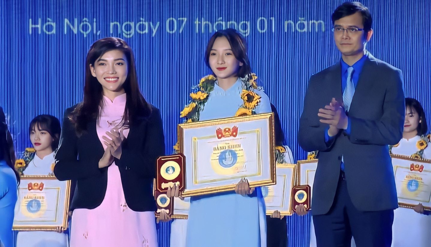 Ngày 7/1/2023, Tú Anh vinh dự nhận giải thưởng Sao Tháng Giêng cấp Trung ương năm 2022.