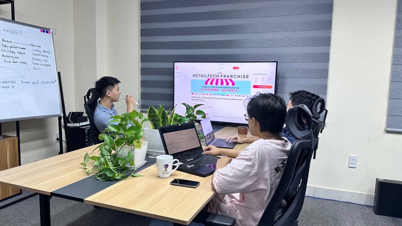 Đội ngũ Evenious đang xây dựng ứng dụng.