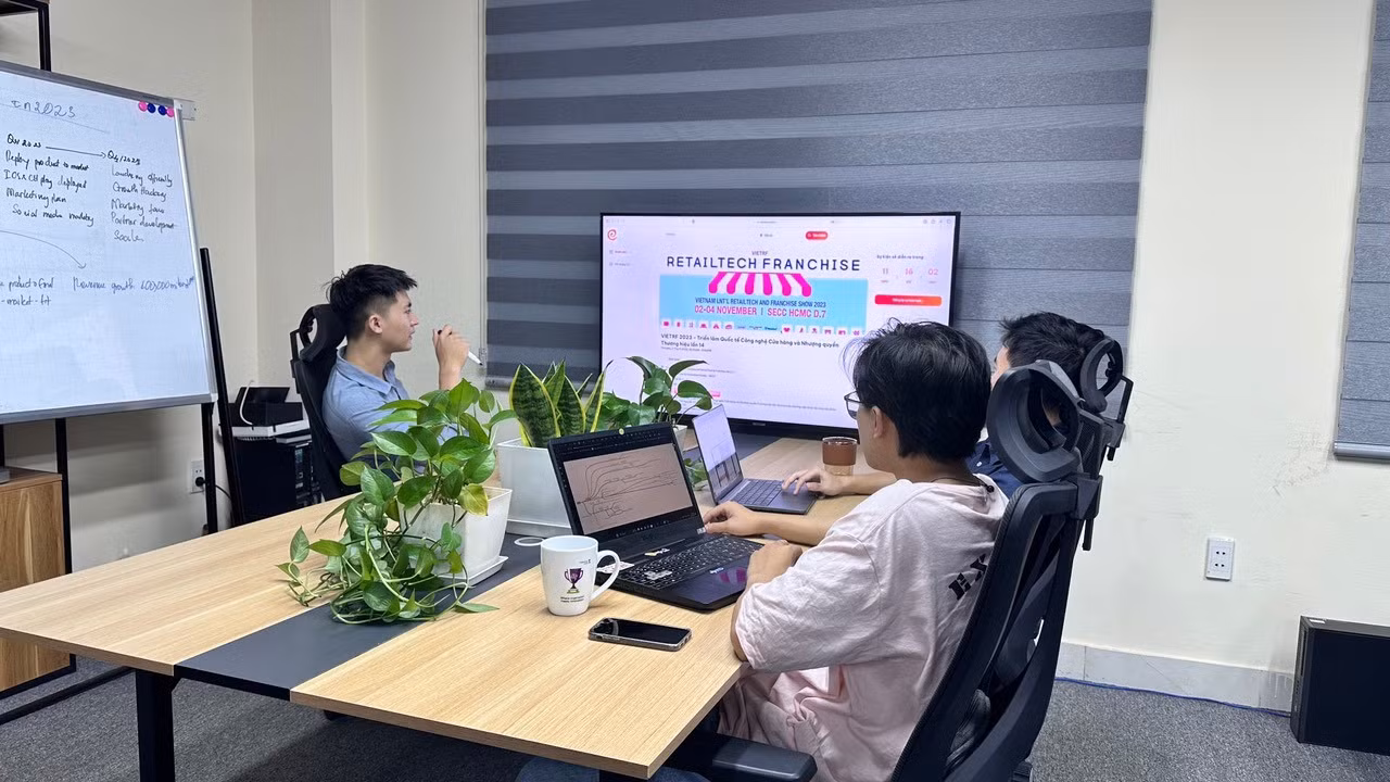 Đội ngũ Evenious đang xây dựng ứng dụng.