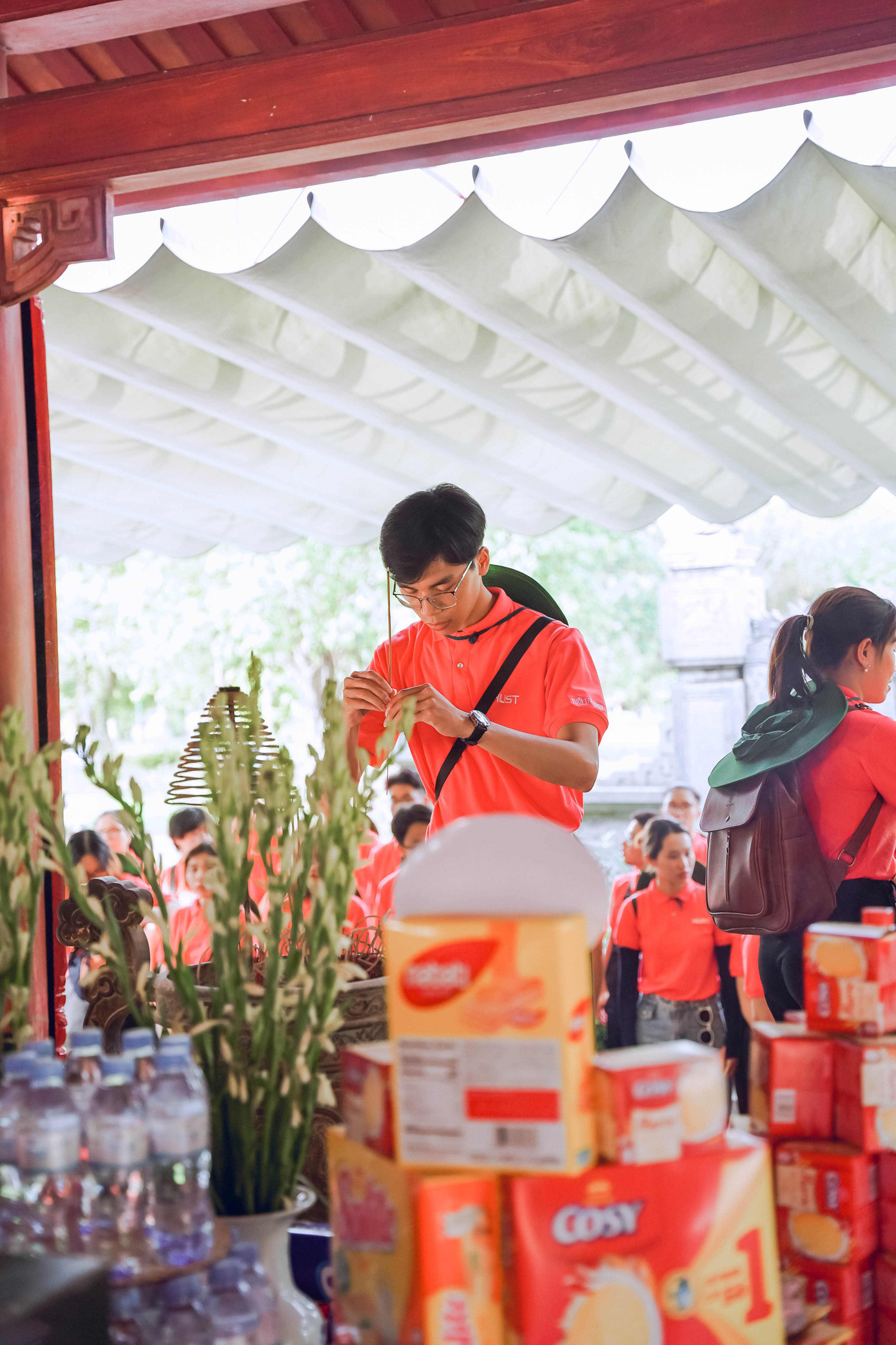 Hùng tham gia Lễ dâng hương tưởng nhớ các anh hùng liệt sĩ tại Khu di tích lịch sử Quốc gia Truông Bồn. Hùng tham gia Lễ dâng hương tưởng nhớ các anh hùng liệt sĩ tại Khu di tích lịch sử Quốc gia Truông Bồn.