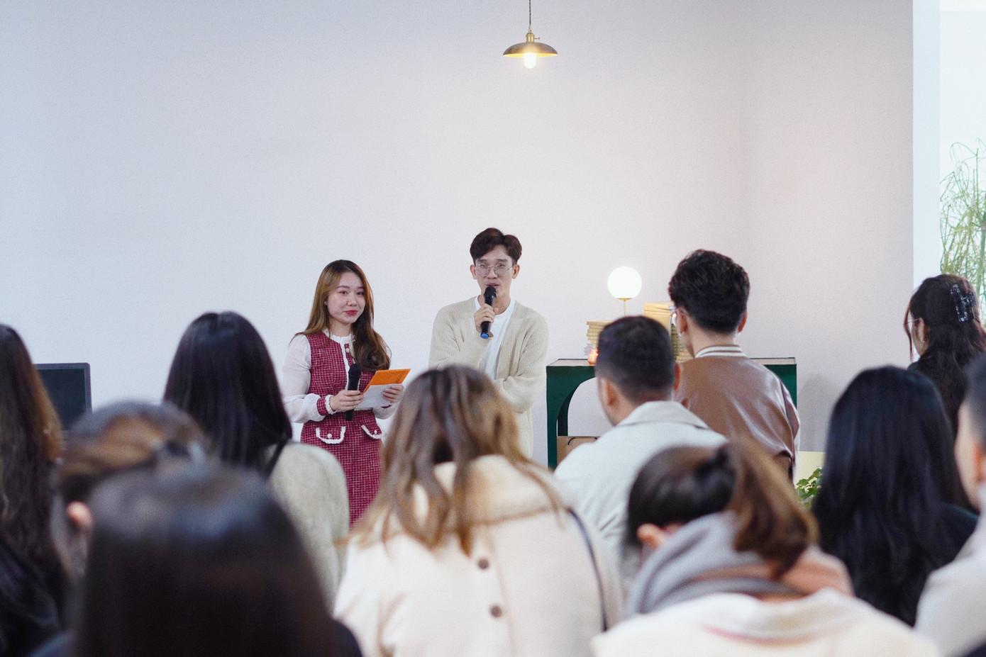 Sách của Trí được các bạn trẻ đặc biệt yêu mến bởi qua từng dòng Trí viết luôn tràn đầy những cung bậc cảm xúc của tình yêu, những câu văn lãng mạn và chân thực.