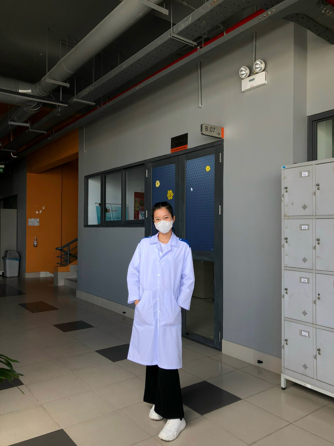 Bích Liên trong áo blouse. Bích Liên trong áo blouse.