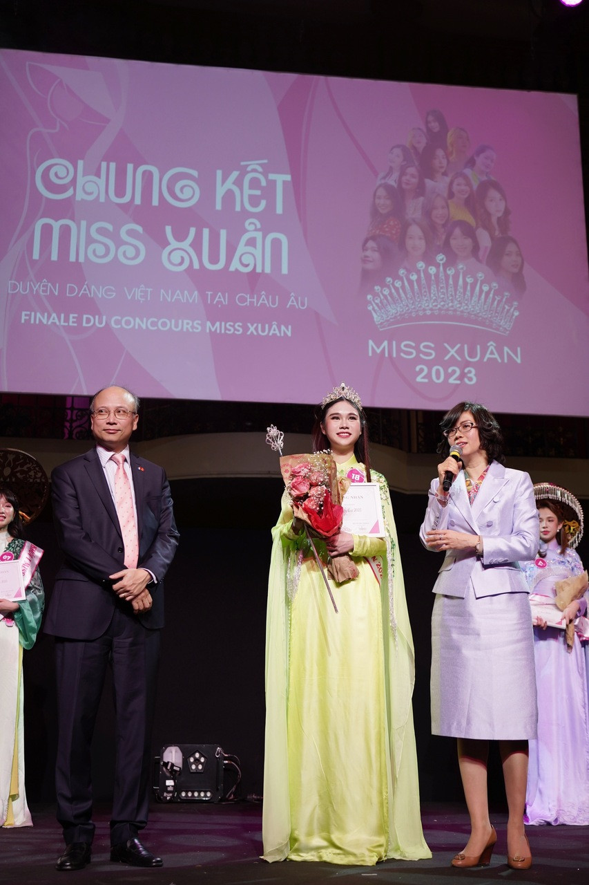 Thục Anh được trao giải bởi Đại sứ đặc mệnh toàn quyền nước CHXHCN Việt Nam tại Pháp Đinh Toàn Thắng (trái) và Đại sứ, Trưởng phái đoàn thường trực Việt Nam bên cạnh UNESCO Lê Thị Hồng Vân (phải).