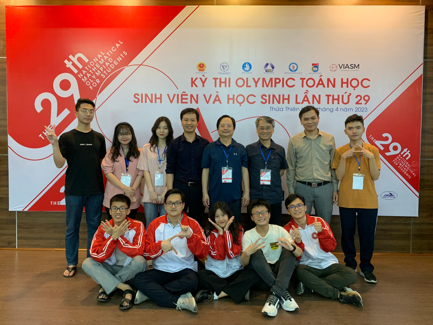 Thanh Nhàn (đứng thứ 3 từ trái sang hàng trên) chụp cùng đội tuyển Olympic Toán học. Thanh Nhàn (đứng thứ 3 từ trái sang hàng trên) chụp cùng đội tuyển Olympic Toán học.