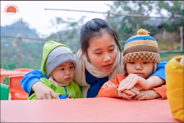 Lan Phương trong chương trình “Đông Ấm Xuân Lạc - Lửa hồng trao em” - Xây dựng bếp ăn và sân chơi cho các em nhỏ ở 3 điểm trường Pù Lùng - Xuân Lạc - Bắc Kạn do Đội sinh viên làm Công tác xã hội tổ chức.