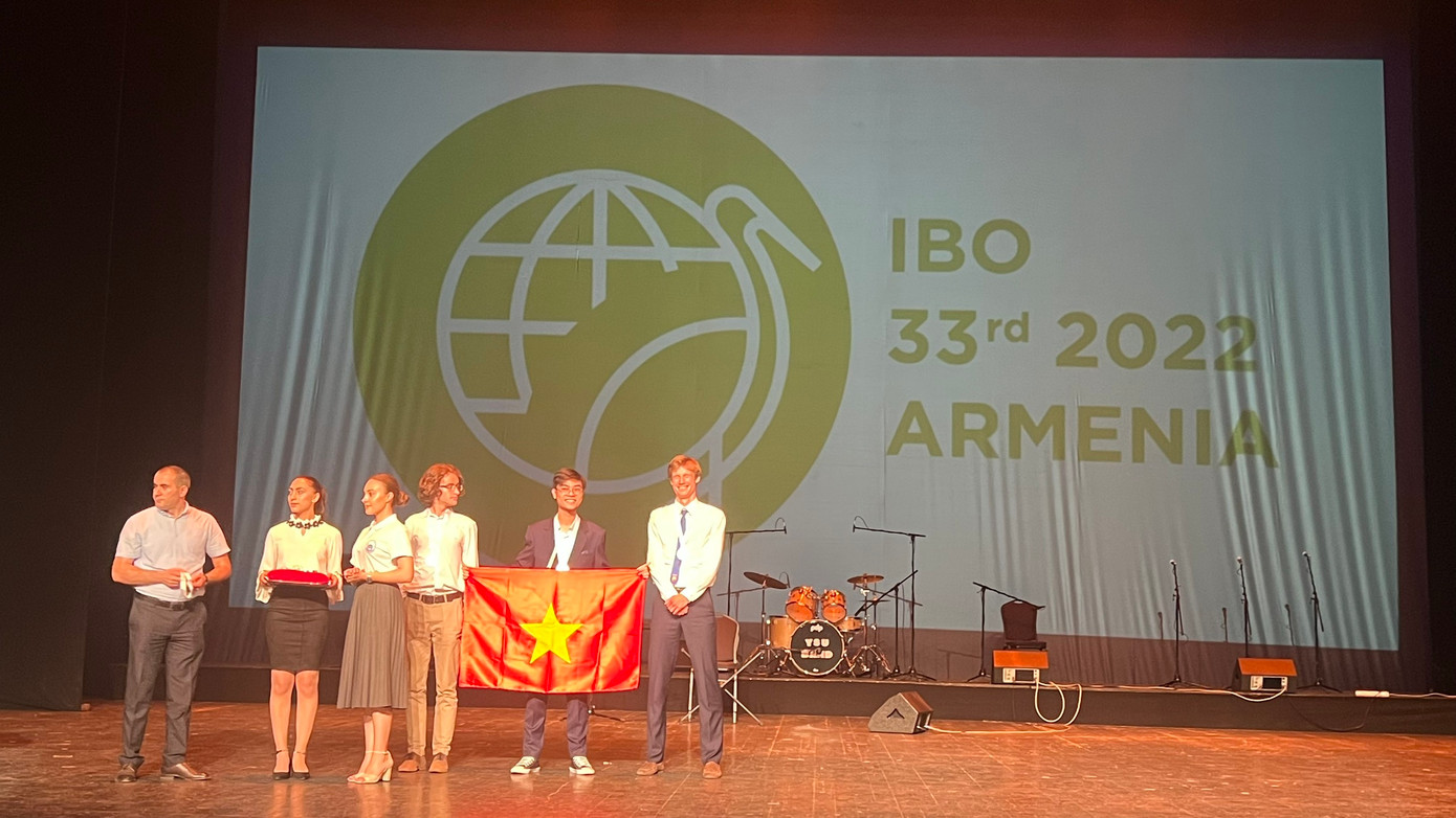 Khoảnh khắc Quốc Đạt được căng lá cờ Việt Nam tại lễ trao huy chương Olympic Sinh học Quốc tế lần thứ 33.