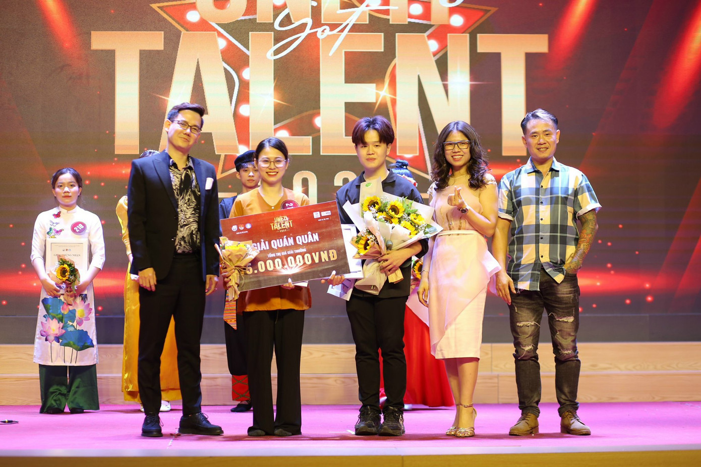 Ngọc Ngoan đoạt giải Quán quân cuộc thi tìm kiếm tài năng UNETI's Got Talent. Ngọc Ngoan đoạt giải Quán quân cuộc thi tìm kiếm tài năng UNETI's Got Talent.
