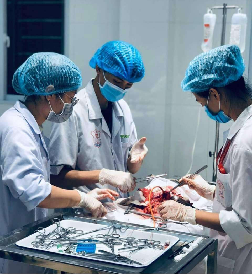 Nguyên và các bạn trong buổi học thực hành.