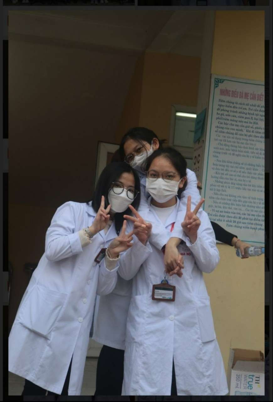 Nguyên và các bạn trong buổi học tập ngoại khóa của trường.