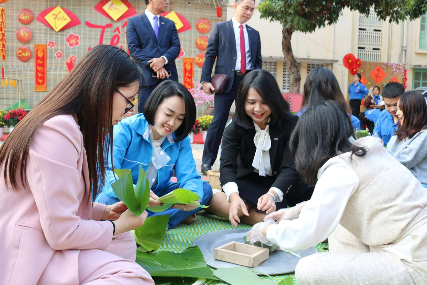 Giảng viên, sinh viên tham gia vào việc gói bánh Chưng. Giảng viên, sinh viên tham gia vào việc gói bánh Chưng.