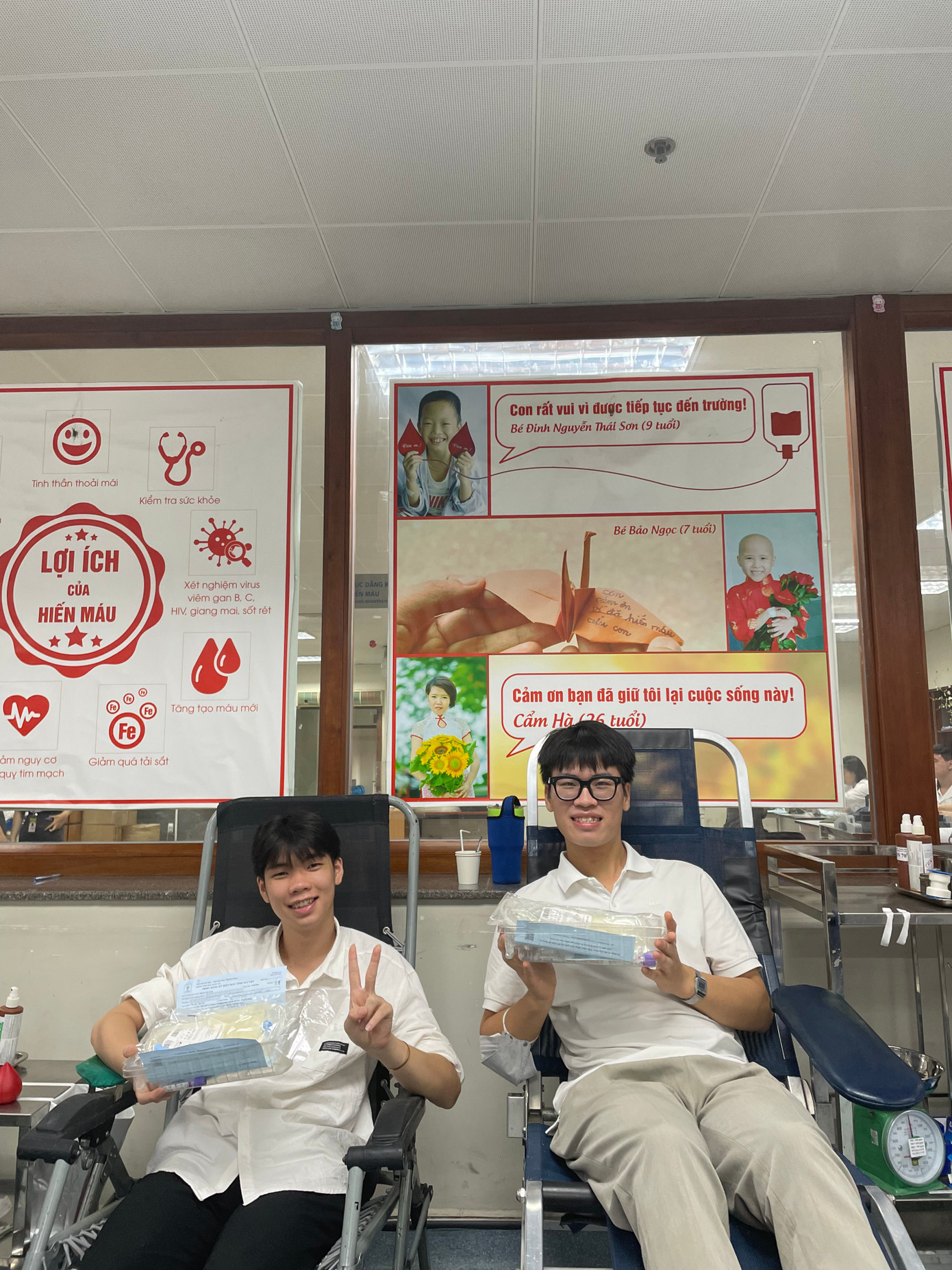 Trần Văn Tân (góc bên trái) trong các hoạt động hiến máu thiện nguyện đầy ý nghĩa.