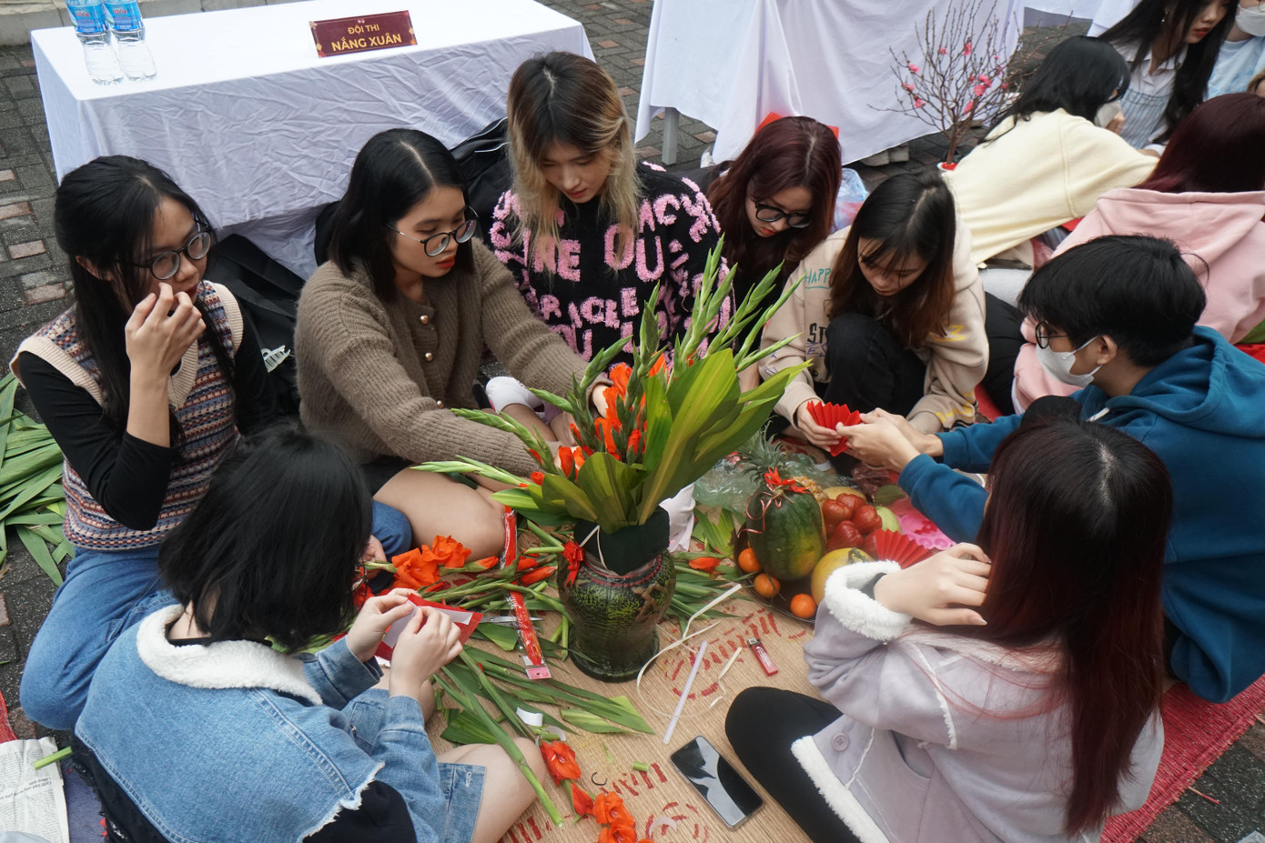 Các bạn sinh viên Trường ĐH Ngoại thương tham gia thi Cắm hoa Tết và Trưng bày mâm ngũ quả.