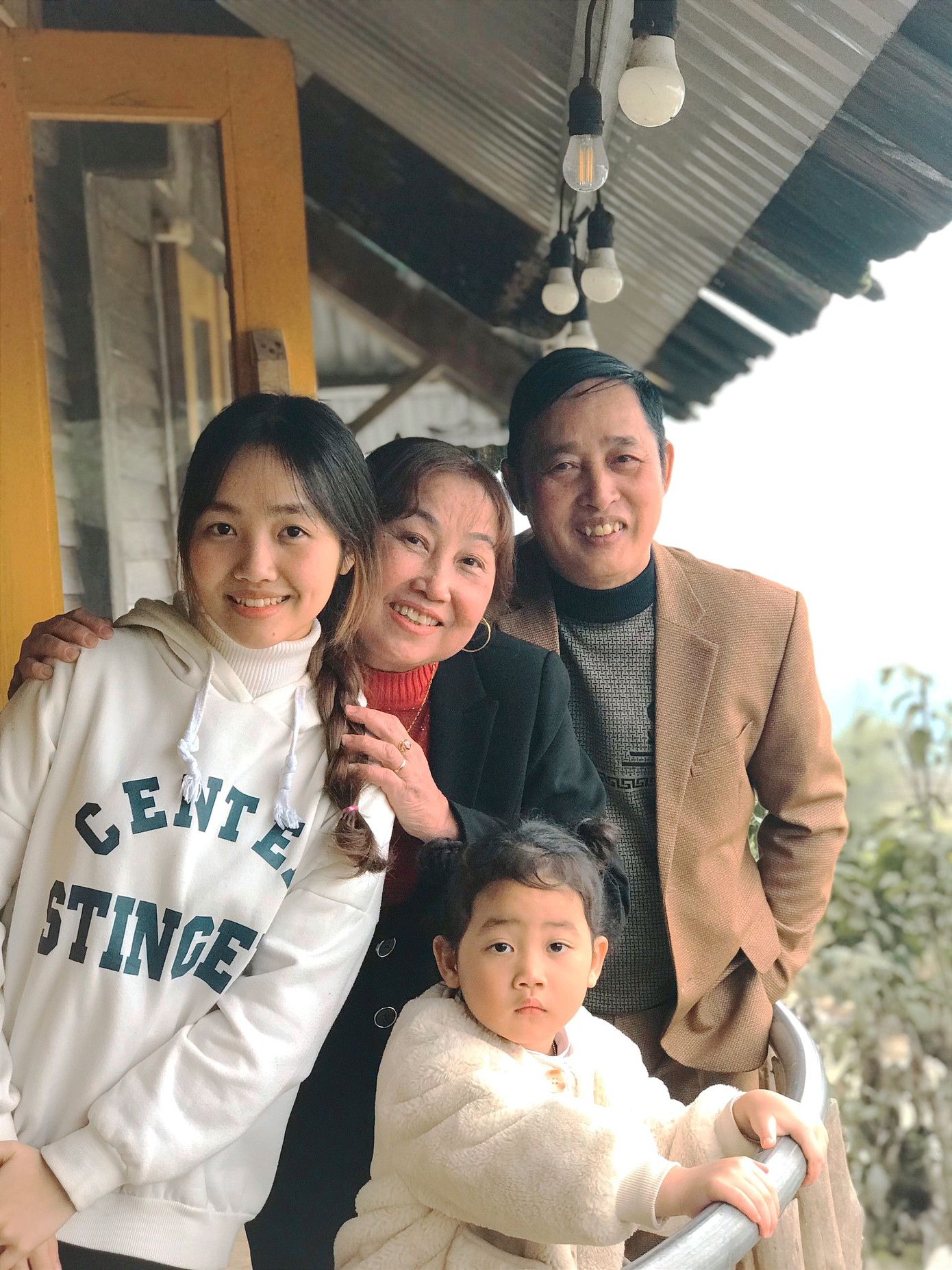 Ngọc Mai bên cạnh gia đình - bệ đỡ tinh thần vững chắc của cô.