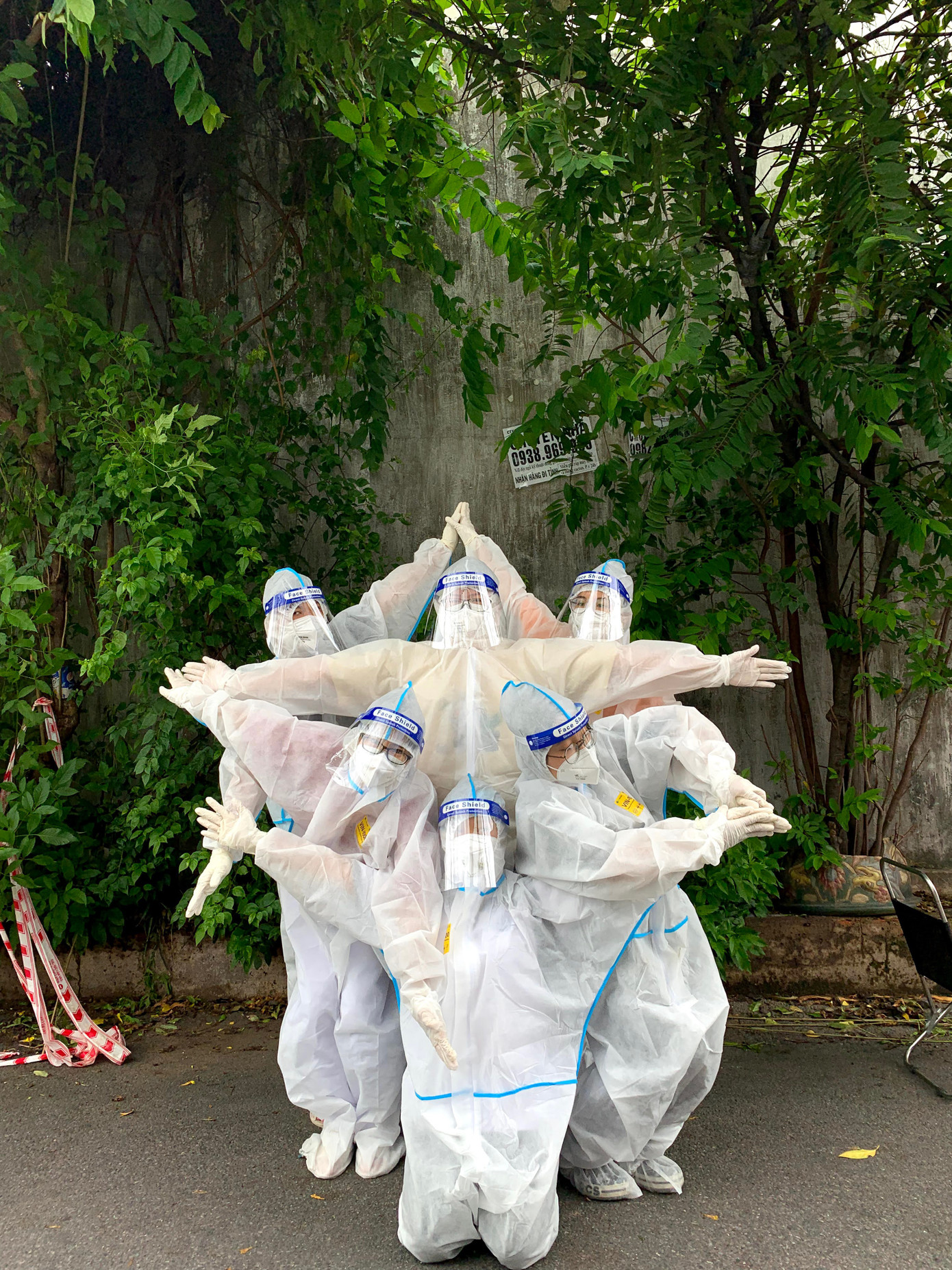 "Đâu cần thanh niên có, đâu khó có thanh niên" - Giang và các cán bộ Y Tế tại tâm dịch Thành phố Thủ Đức. "Đâu cần thanh niên có, đâu khó có thanh niên" - Giang và các cán bộ Y Tế tại tâm dịch Thành phố Thủ Đức.