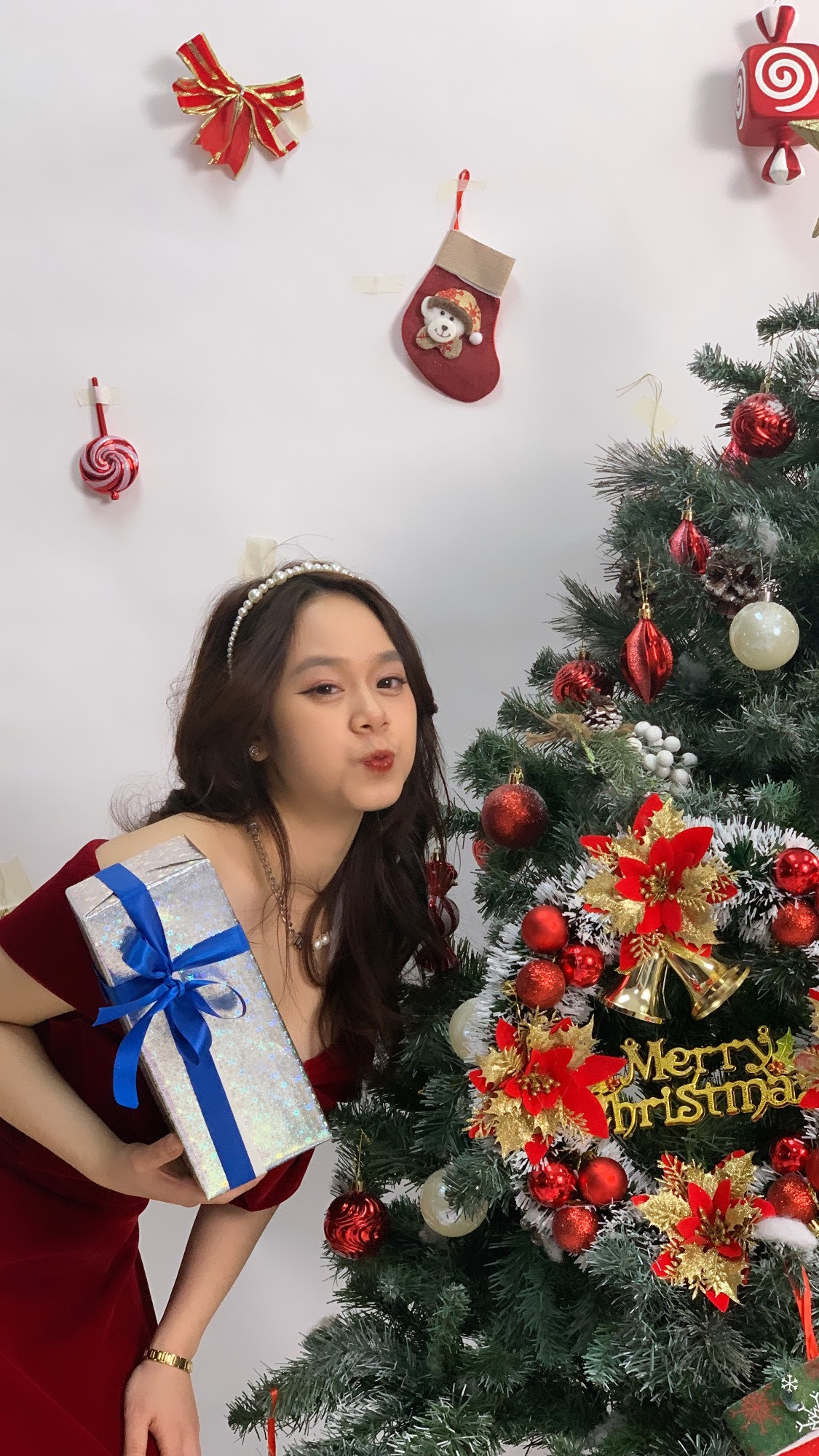 Ngọc Bích năng nổ tham gia các hoạt động nhân dịp Giáng sinh.