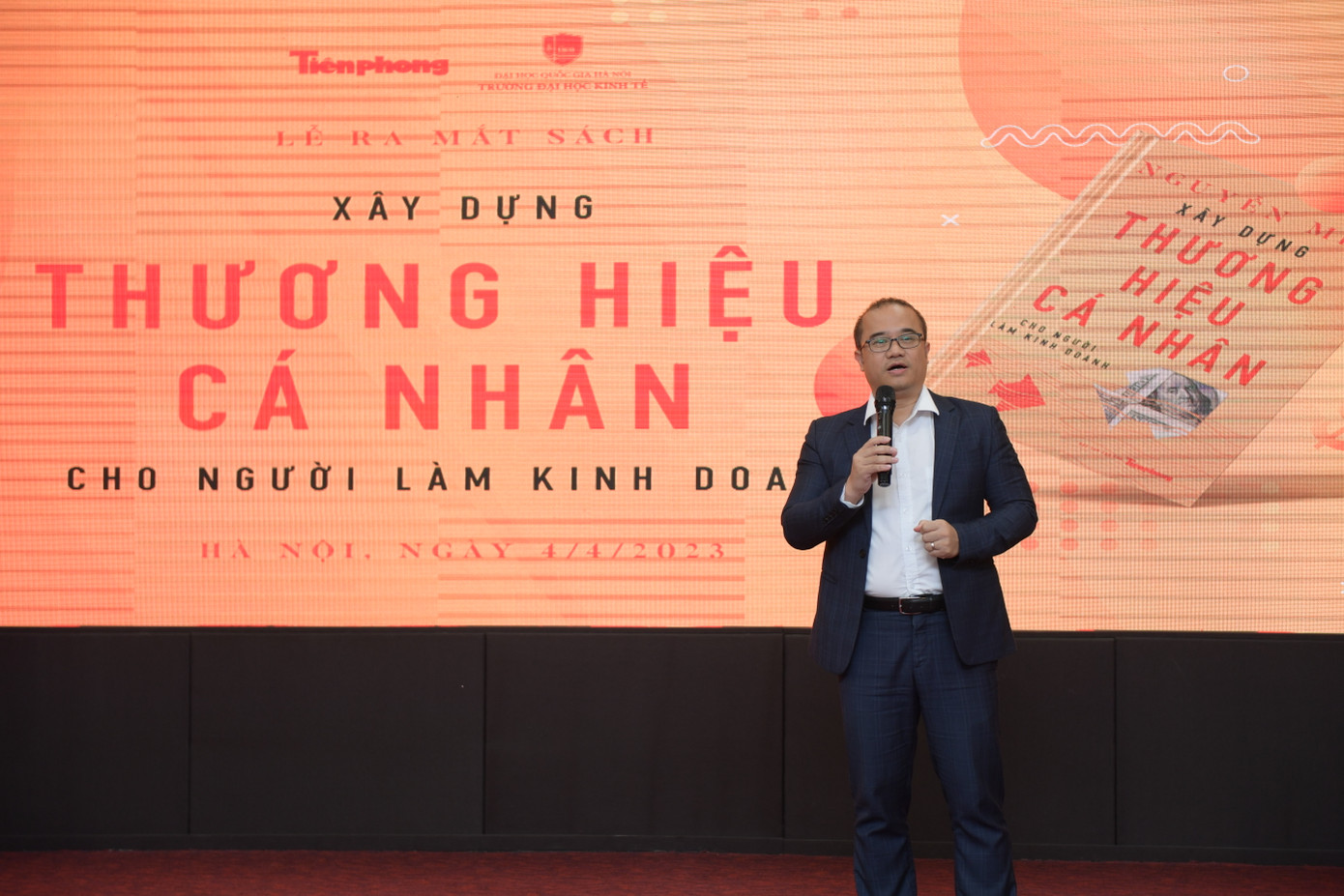 PGS. TS Nguyễn Trúc Lê – Bí thư Đảng uỷ, Chủ tịch Hội đồng trường Đại học Kinh tế - ĐHQG HN đánh giá cuốn sách này phù hợp với sinh viên ngành kinh tế, marketing. PGS. TS Nguyễn Trúc Lê – Bí thư Đảng uỷ, Chủ tịch Hội đồng trường Đại học Kinh tế - ĐHQG HN đánh giá cuốn sách này phù hợp với sinh viên ngành kinh tế, marketing.