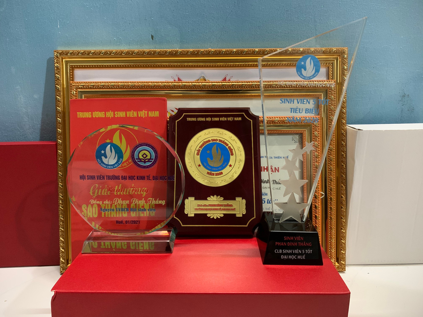 Đình Thắng đạt nhiều bằng khen, biểu trưng, cúp giải thưởng danh giá.