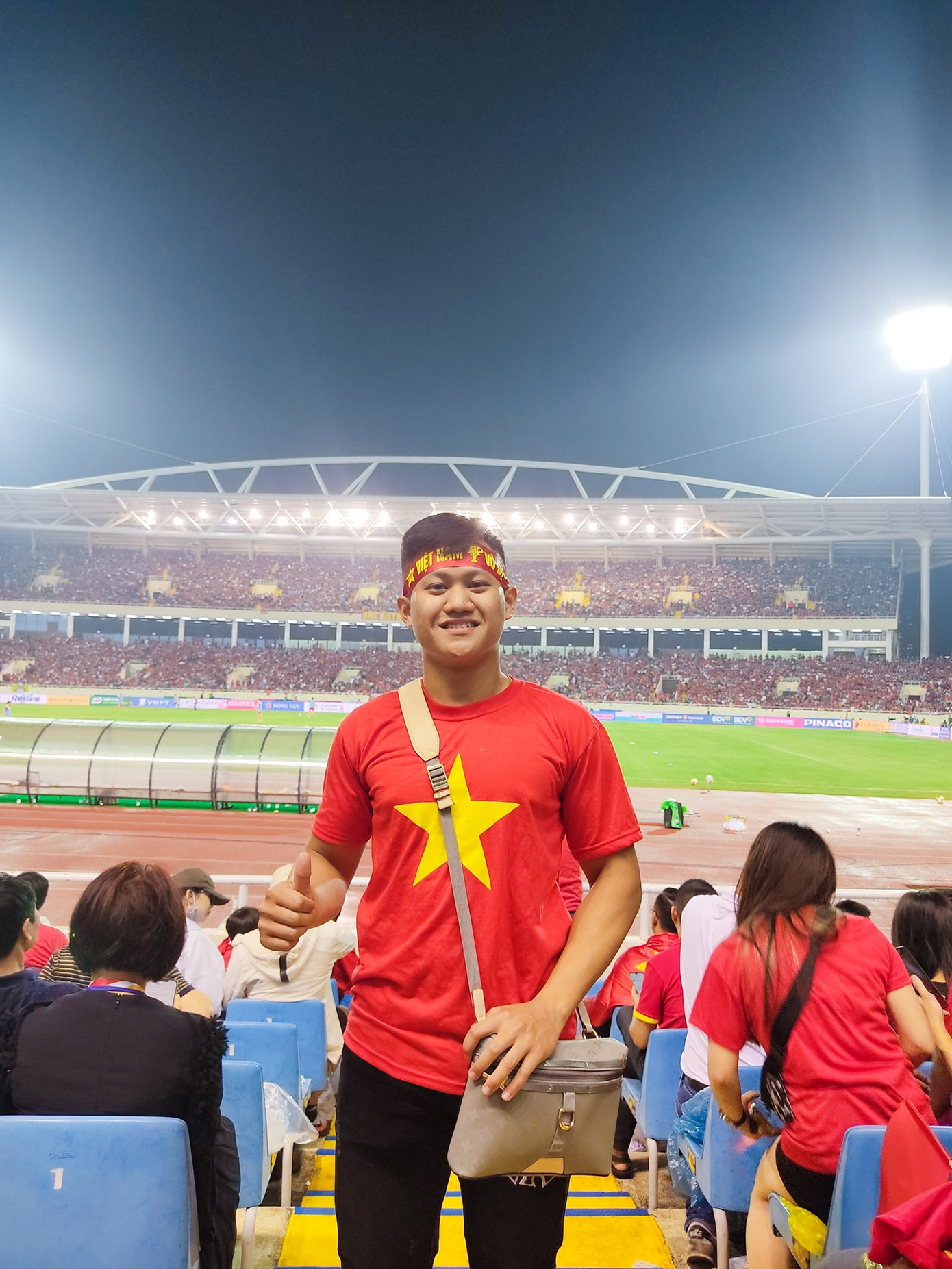 Phùng Văn Ninh (sinh năm 2002) sinh ra và lớn lên tại Hữu Lũng, Lạng Sơn, đang là sinh viên năm 3 ngành Quản trị trường học, Trường Đại học Giáo dục – Đại học Quốc gia Hà Nội.