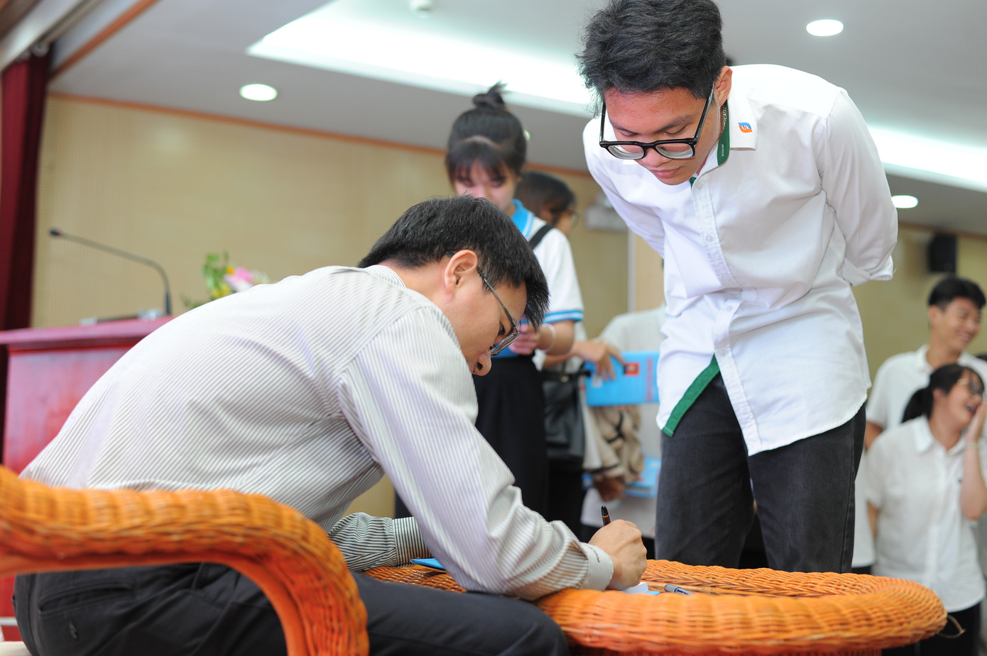 Tác giả, nhà báo Nguyễn Tuấn Anh ký tặng sách “Xây dựng thương hiệu cá nhân để tự bán mình với giá cao nhất” cho các bạn sinh viên. Tác giả, nhà báo Nguyễn Tuấn Anh ký tặng sách “Xây dựng thương hiệu cá nhân để tự bán mình với giá cao nhất” cho các bạn sinh viên.