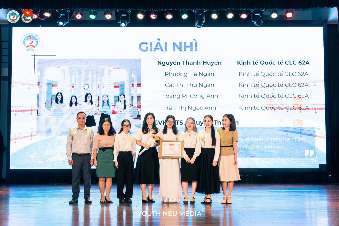Thanh Huyền cùng nhóm sinh viên nhận giải Nhì Giải thưởng Sinh viên NCKH NEU 2023. Thanh Huyền cùng nhóm sinh viên nhận giải Nhì Giải thưởng Sinh viên NCKH NEU 2023.